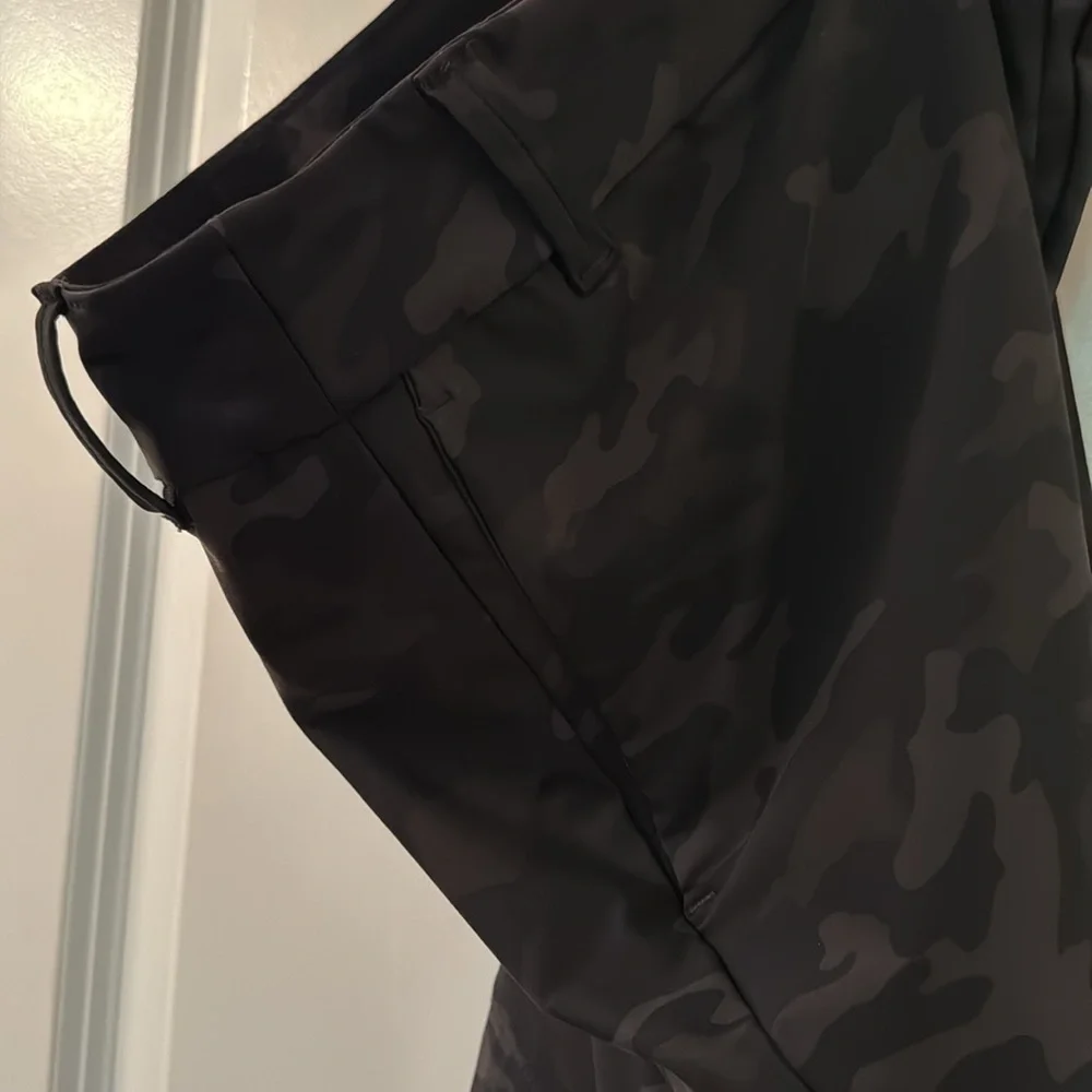 SPANX Sunshine Shorts in black camouflage, Large - Picture 7 of 7